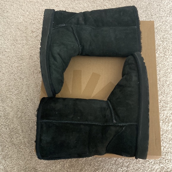 Woman’s black UGG size 7 - Picture 3 of 6